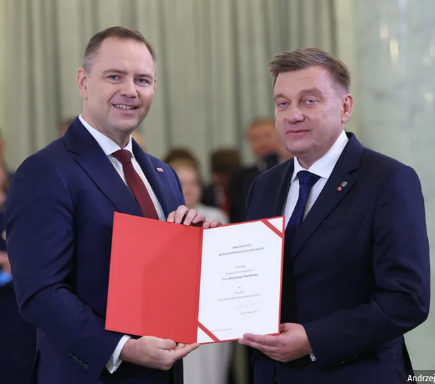 Panie Karolu Nawrocki, dlaczego tak Pan nienawidzi Polski i Polaków? Certyfikat bezpieczeństwa ma Pan tylko poprzez korupcję, a w kancelarii zatrudnił Pan ludzi bez certyfikatu bezpieczeństwa i związanych z Rosją, jak Cenckiewicz, albo generałów promowanych przez zdrajcę