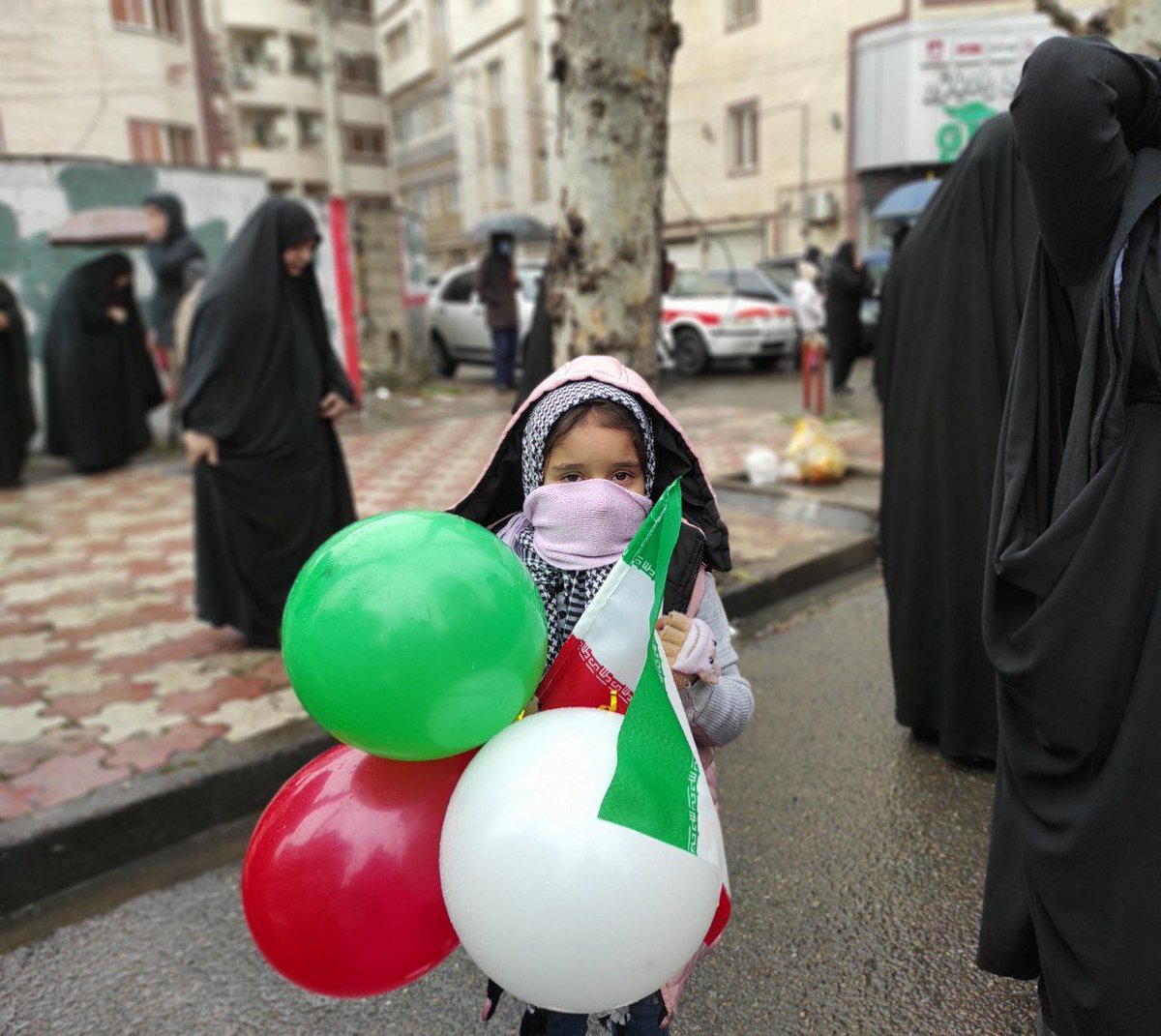 SAMANEH309's tweet photo. مادر‌ها همراه بچه‌های کوچیکشون تو بارون اومدن تا معنی انقلاب و وطن رو بهشون یاد بدن
#ایستادگی_ملی
#فتح_بزرگ https://t.co/QxkabbA96g