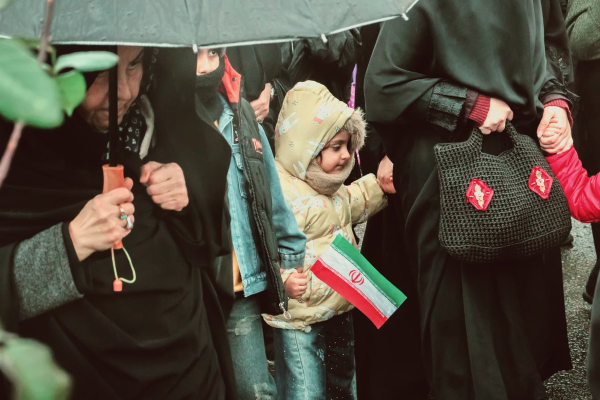 SAMANEH309's tweet photo. مادر‌ها همراه بچه‌های کوچیکشون تو بارون اومدن تا معنی انقلاب و وطن رو بهشون یاد بدن
#ایستادگی_ملی
#فتح_بزرگ https://t.co/QxkabbA96g