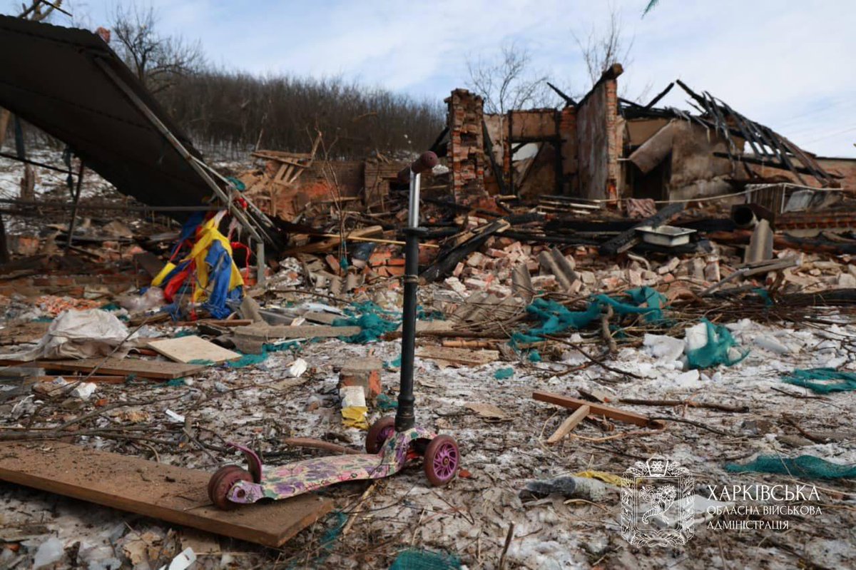 На фото – будинок у Богодухові, де вночі росія вбила трьох маленьких дітей.

Жертвами стали дворічні хлопчики-близнята Іван і Владислав та їхня однорічна сестра Мирослава. Також цим ударом росіяни вбили 34-річного батька Григорія.