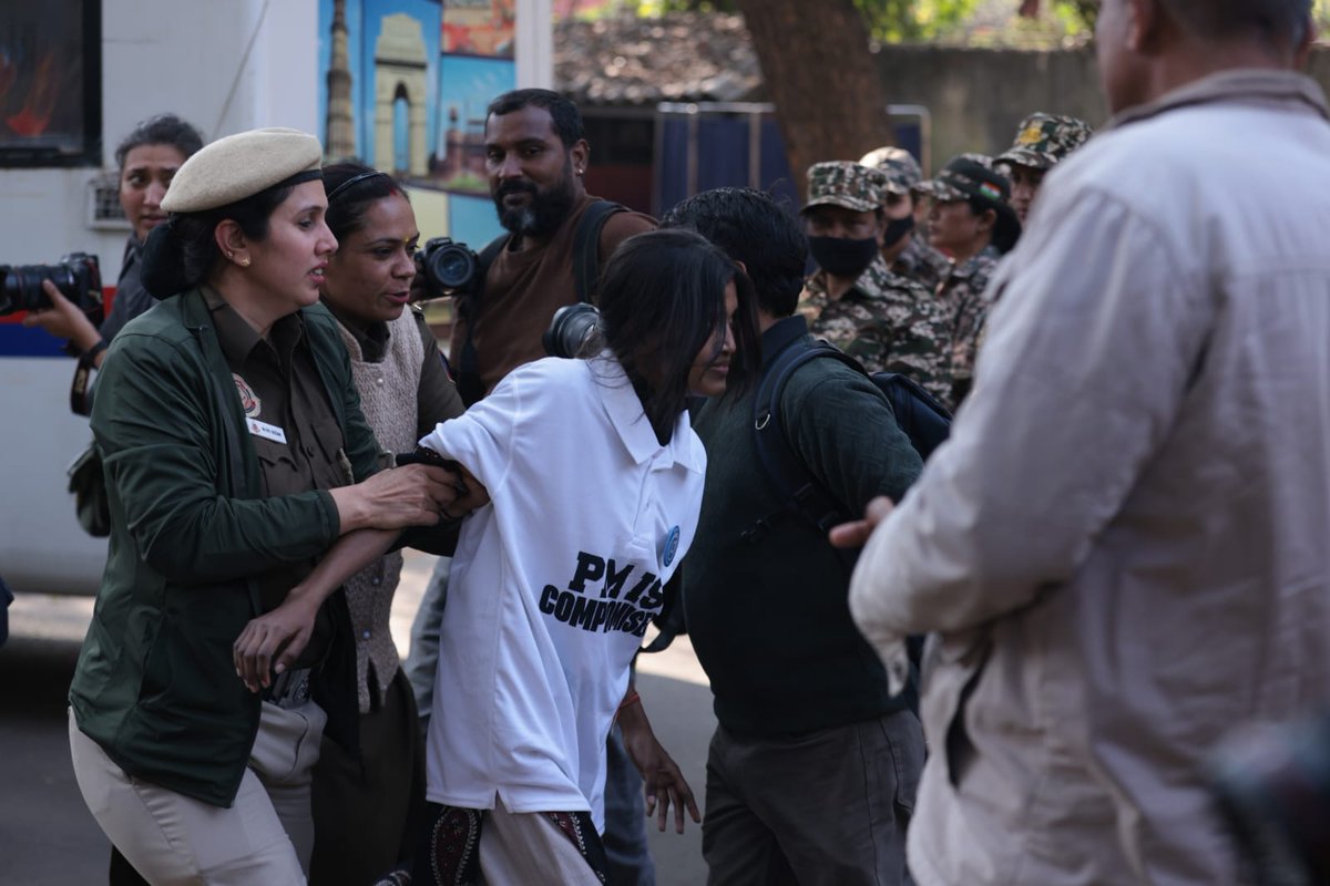 सवाल पूछने की कीमत चुकानी पड़ती है,
और कल वही हुआ | शक्ति अभियान के सदस्य
सत्ता से जवाब और जवाबदेही माँगने पर
हिरासत में लिए गए ,क्योंकि उन्होंने Epstein files में उठे सवालों पर प्रधानमंत्री से जवाब माँगा।
यह गिरफ्तारी नहीं, लोकतंत्र की परीक्षा है।
और इस परीक्षा में, हम उनके उस