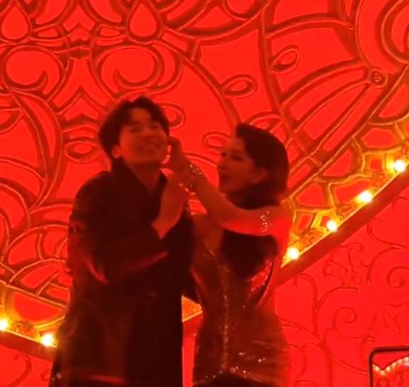 언젠가부터 머리 하트할때 머리꾹꾹이하면서 눈 >_< 이렇게 되는거 졸귀탱 

ㅋㅋㅋㅋ볼하트 당하고 으으으 하다가 게섬팍 얻어맞는거 게웃김 ㅠ