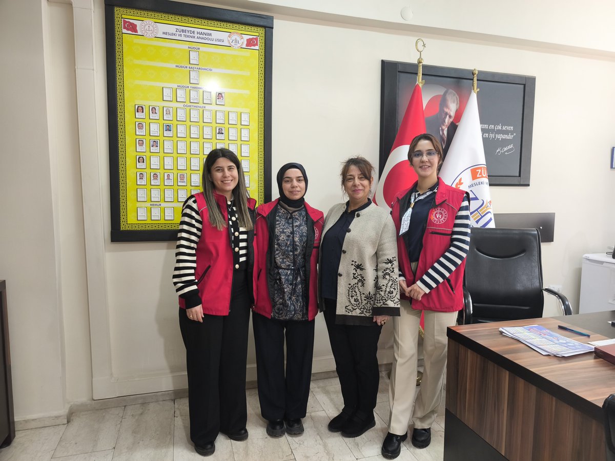 Zübeyde Hanım Meslek Lisesi’nde gençlerimizle bir araya gelerek kültür ve sanat yarışmalarımız hakkında bilgilendirmelerde bulunduk.
Gençlerimizin ilgi ve yeteneklerini keşfetmelerine katkı sağlamak amacıyla projelerimize katılımlarının önemini vurguladık.