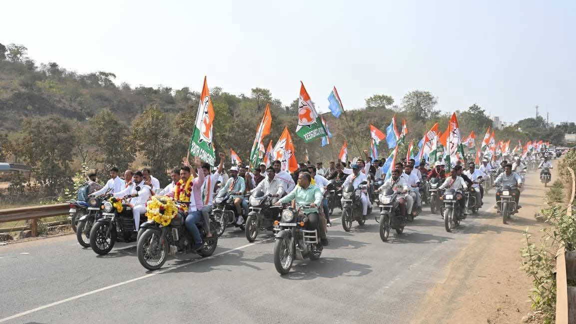 જન આક્રોશ યાત્રા પરિવર્તનનો શંખનાદ 
દિવસ - ૧૦, રાજપીપળા થી નેત્રંગ 

જન આક્રોશ યાત્રા દરમિયાન કેવડીયા સુધી બાઈક રેલી 

<a href="/MukulWasnik/">Mukul Wasnik</a> <a href="/srinivasiyc/">Srinivas BV</a> <a href="/SubhashiniSY/">Subhashini Sharad Yadav</a> <a href="/AmitChavdaINC/">Amit Chavda</a> <a href="/INCIndia/">Congress</a> <a href="/INCGujarat/">Gujarat Congress</a>