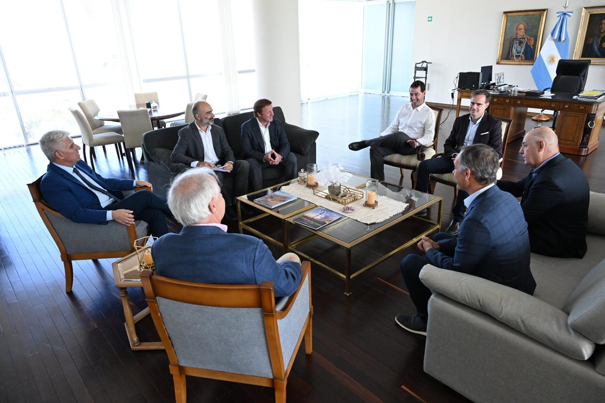 ⚙️ El Gobernador recibió a autoridades del Grupo Arcor para interiorizarse sobre las inquietudes y las grandes inversiones que está realizando la empresa dentro de la provincia, como la planta de bolsas de papel y la nueva línea de chocolates en la planta de estirenos.