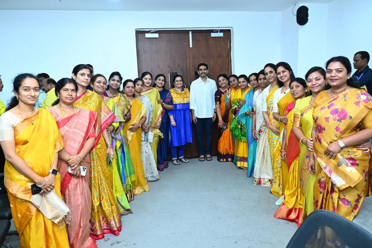 galla_madhavi's tweet photo. అసెంబ్లీ ప్రాంగణంలో మంత్రి వర్యులు శ్రీ నారా లోకేష్ బాబు గారు, సహచర మహిళా ఎమ్మెల్యేలు, ఎమ్మెల్సీలు
#GallaMadhavi
#GunturWest
#GunturWestMLA
#NaraLokesh
#APAssembly
#WomenLeaders
#MLAs
#MLCs
#AndhraPradesh
#TDP
#APAssembly
#NDA @iTDP_Official @naralokesh @JaiTDP @JanaSenaParty https://t.co/xGRGBX8pXh