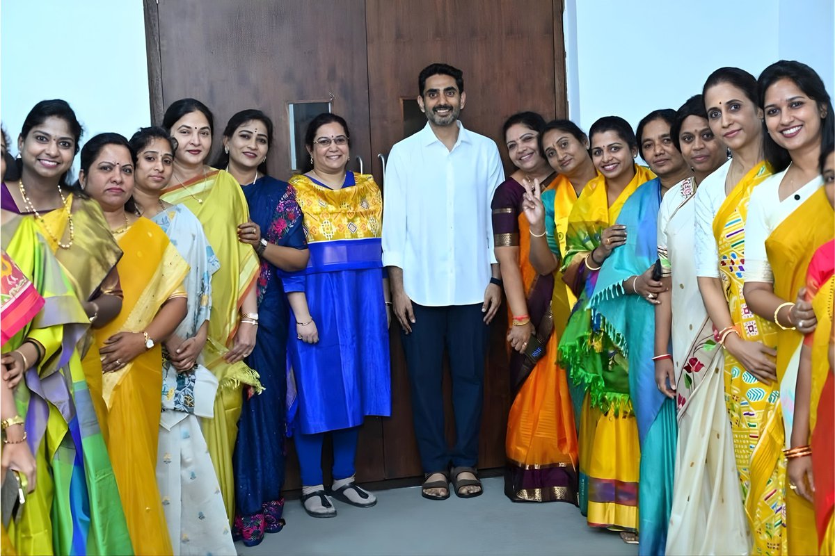 galla_madhavi's tweet photo. అసెంబ్లీ ప్రాంగణంలో మంత్రి వర్యులు శ్రీ నారా లోకేష్ బాబు గారు, సహచర మహిళా ఎమ్మెల్యేలు, ఎమ్మెల్సీలు
#GallaMadhavi
#GunturWest
#GunturWestMLA
#NaraLokesh
#APAssembly
#WomenLeaders
#MLAs
#MLCs
#AndhraPradesh
#TDP
#APAssembly
#NDA @iTDP_Official @naralokesh @JaiTDP @JanaSenaParty https://t.co/xGRGBX8pXh