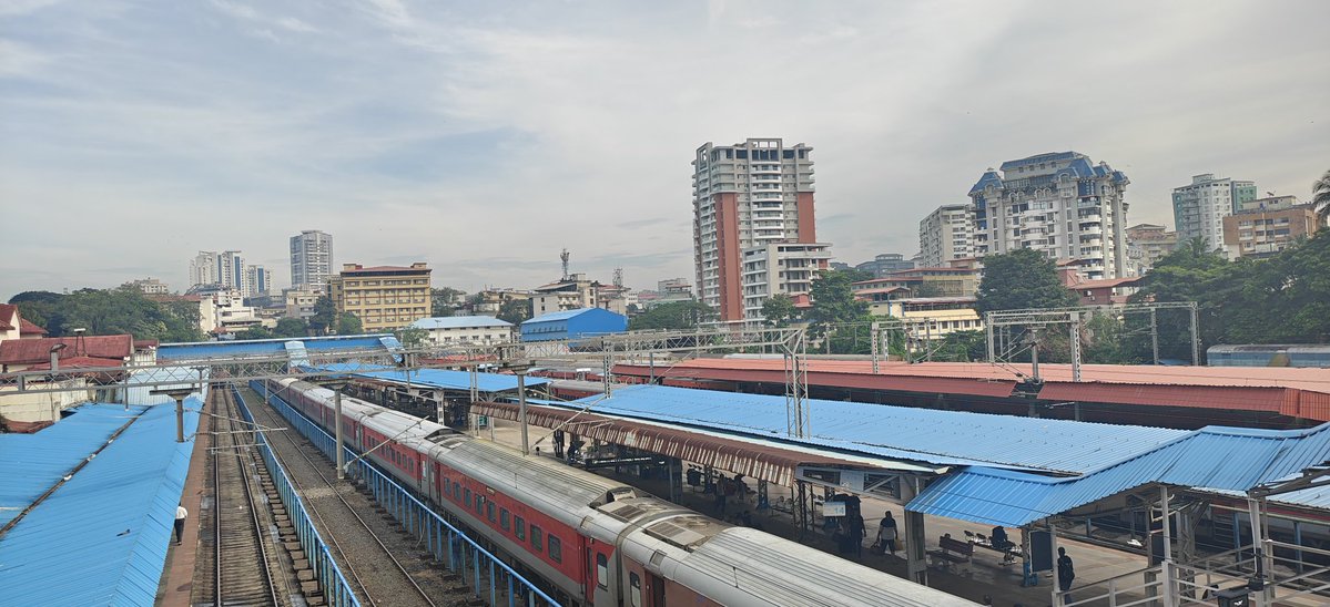 🌆 #Mangalore: A powerhouse Tier-2 city in India, yet NO dedicated railway division

Even the hyped Bangalore-Goa Vande Bharat skips Mangalore Jn/Central - unacceptable 🚅❌

Time for a separate division NOW

#MangaloreRailwayDivision #VandeBharat #KarnatakaInfra #Tier2Rising