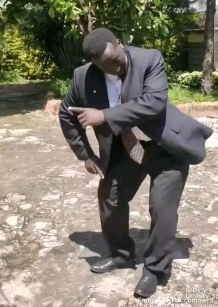 NyasHDaily's tweet image. Very soon kaguta will add an oxygen truck on his convoy....awo nga ategedde nti okussa kusinga okupama😂