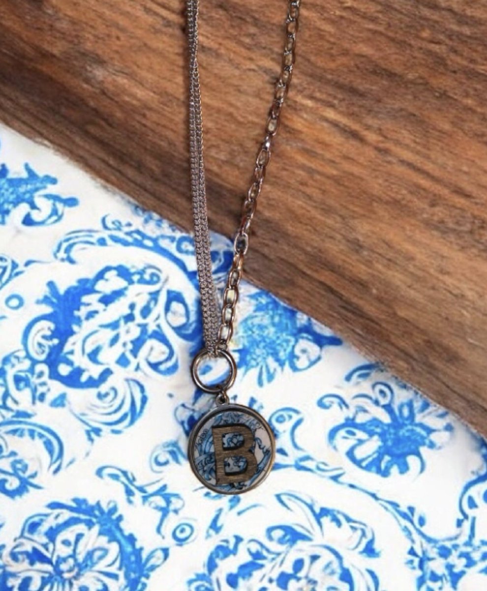 Llega San Valentín y tú haciendo el modorro sin regalo, luego vienen kos lamentos. Pues nada, aquí te dejamos una propuesta para que, al menos, tengas un detallito con este colgante personalizado realizado en madera, acero inoxidable y motivo cerámico.
#TalaveradelaReina