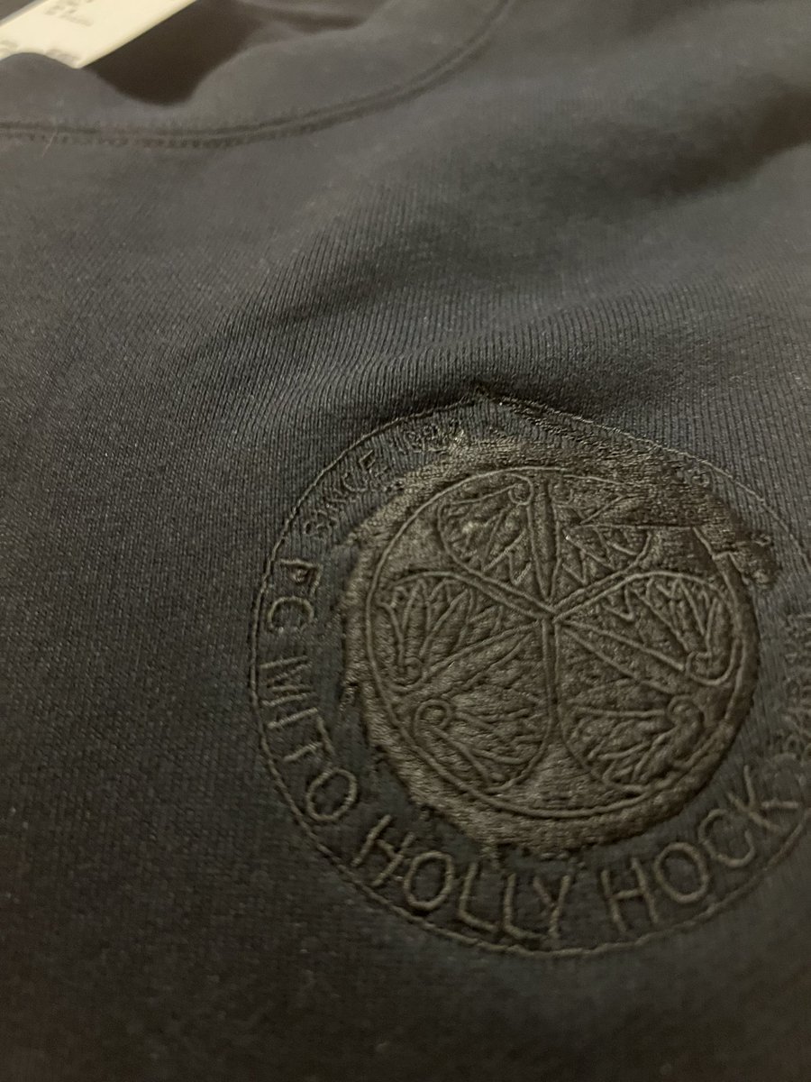 mitoislife's tweet image. ユニクロ刺繍受け取ってきた

黒×黒
オーダーの時店員さんにほんとにええんか？みたいに聞かれたけど大満足です。