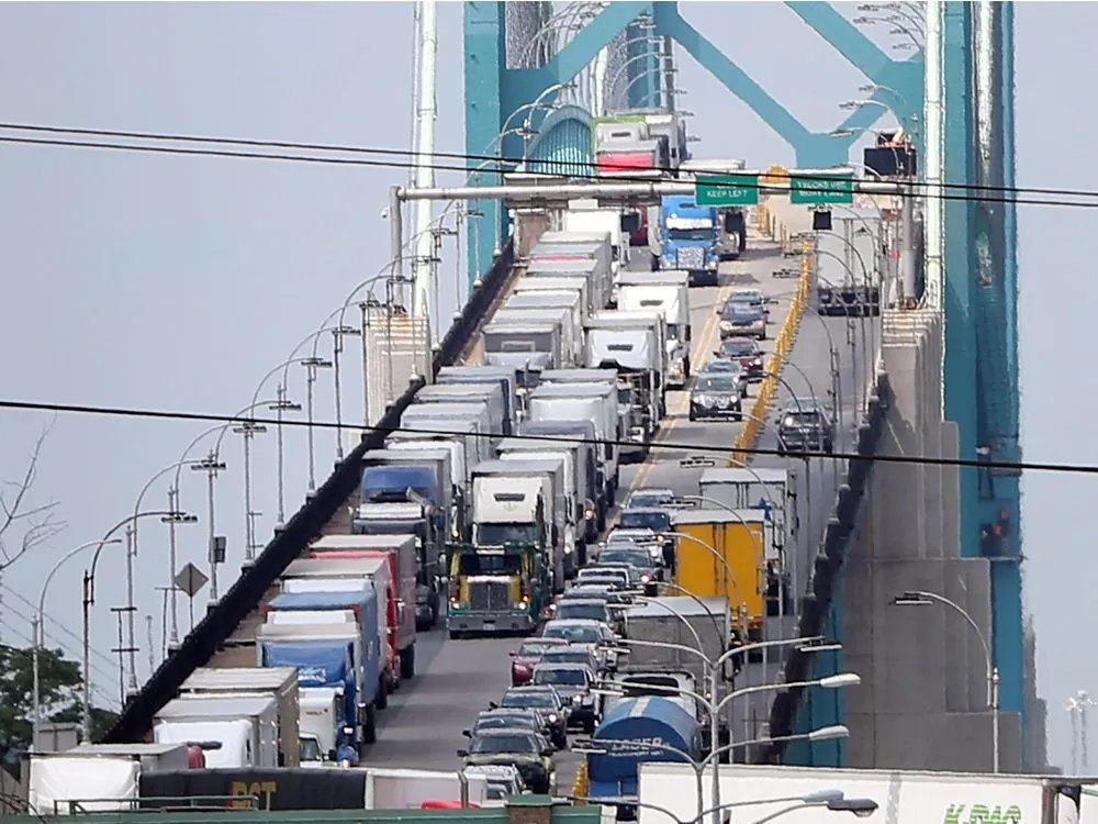 rzep8's tweet photo. Ambassador Bridge to most łączący Kanadę z USA. Jest najbardziej obleganym przejściem granicznym pomiędzy tymi krajami w kontekście handlu - 25% towarów sprzedawanych pomiędzy USA i Kanadą transportowane jest tym mostem.

Most należy do miliardera Matthew Mouron'a.

Za jednorazowy przejazd należy zapłacić 10$ dla aut osobowych i 75$ dla TIRów. Dodatkowo Mouron zarabia na sprzedaży paliwa "bezcłowego" dla osób wyjeżdżających do Kanady.

Rodzina Morunów przez ostatnią dekadę wydała parędziesiąt milionów dolarów walcząc z budową drugiego, konkurencyjnego mostu. Dodatkowo przekazali ponad pół miliona dolarów na kampanię Donalda Trumpa i setki tysięcy na kampanie lokalnych polityków Republikanów.

I teraz Trump, parę godzin po tym jak miliarder spotkał się z jego sekretarzem handlu, grodzi blokadą otworzenia konkurencyjnego mostu, żądając od Kanady bliżej niesprecyzowanego "zadośćuczynienia" za wszystko co USA dała Kanadzie.

Rzeczy, o których kiedyś czytaliśmy w thrillerach political-fiction, przez administrację Trumpa robione są całkowicie otwarcie.