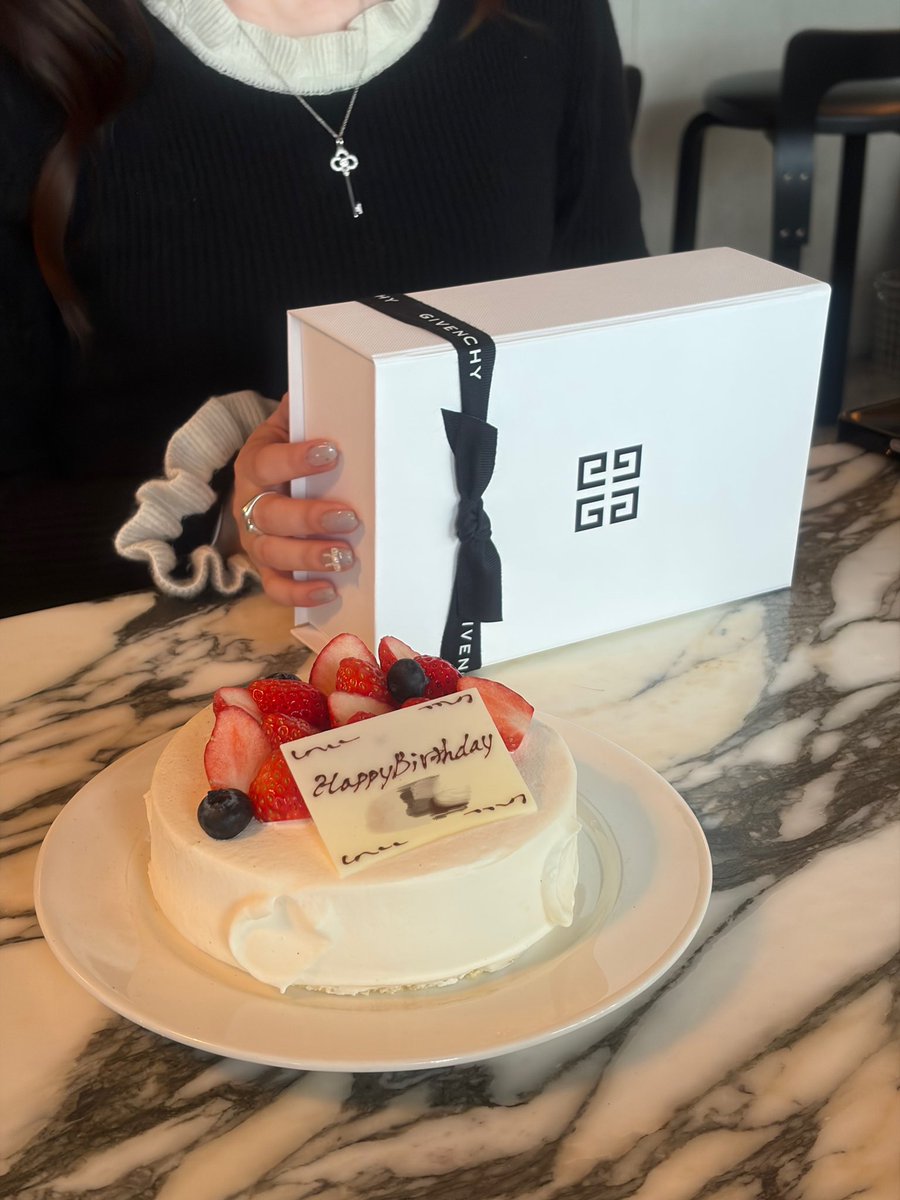 Mitori29's tweet image. 安定に時差でのお友達のお誕生日会🎂
お料理全部美味しくて、お腹いっぱいになって良かったです🍽️
#theapollo