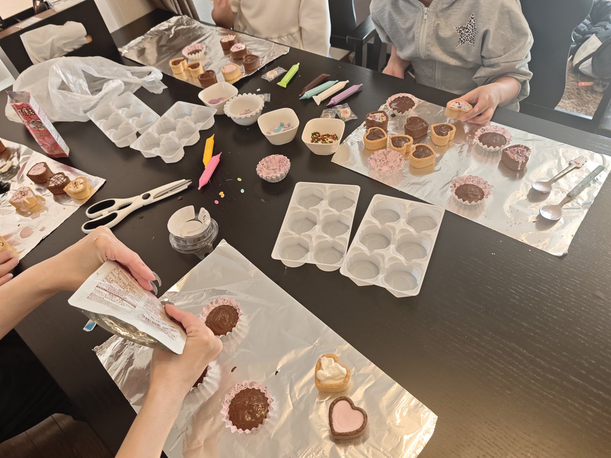 バレンタインチョコ作り🍫︎💕
私も手の込んだチョコなんか作れないので型に流すだけ🥳