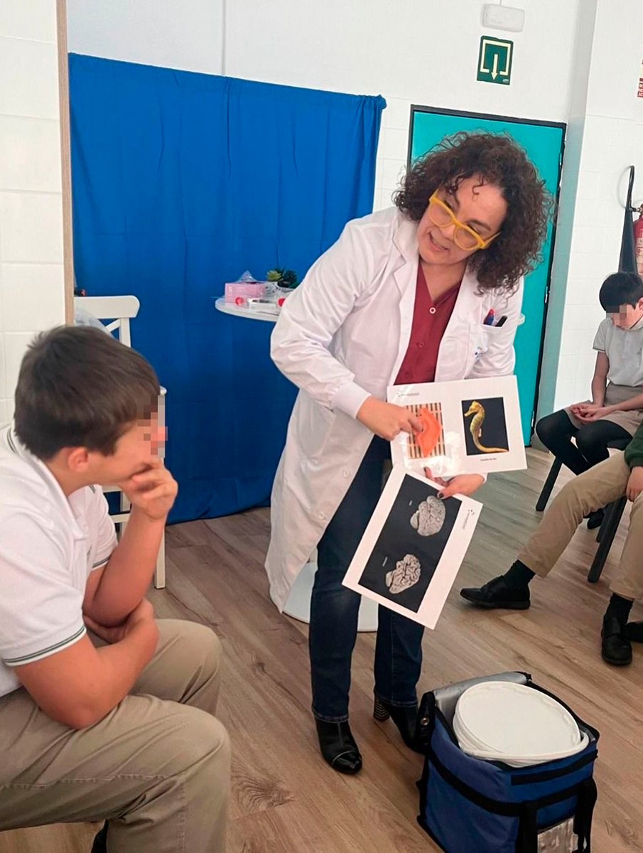 navarrabiomed's tweet photo. #11F #DíaInternacionaldelaMujerylaNiñaenlaCiencia 
👩‍🔬Valle Coca, del Biobanco de Navarrabiomed acudió al Colegio La Presentación FESD en Villava para dar a conocer a alumnado de 1º de ESO el trabajo que realizan para facilitar la investigación de enfermedades neurodegenerativas. https://t.co/8NAOr3RPjB
