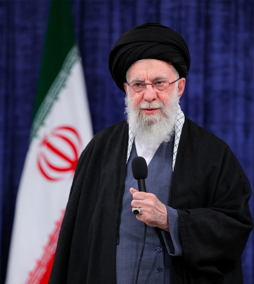 samanpirdayh's tweet photo. فرق میکنه کی فراخوان بده
رهبر عزیز یه فراخوان دادند و این راهپیمایی شلوغ ترین راهپیمایی تازیخ انقلاب شد😍 https://t.co/TWLvbesI3V