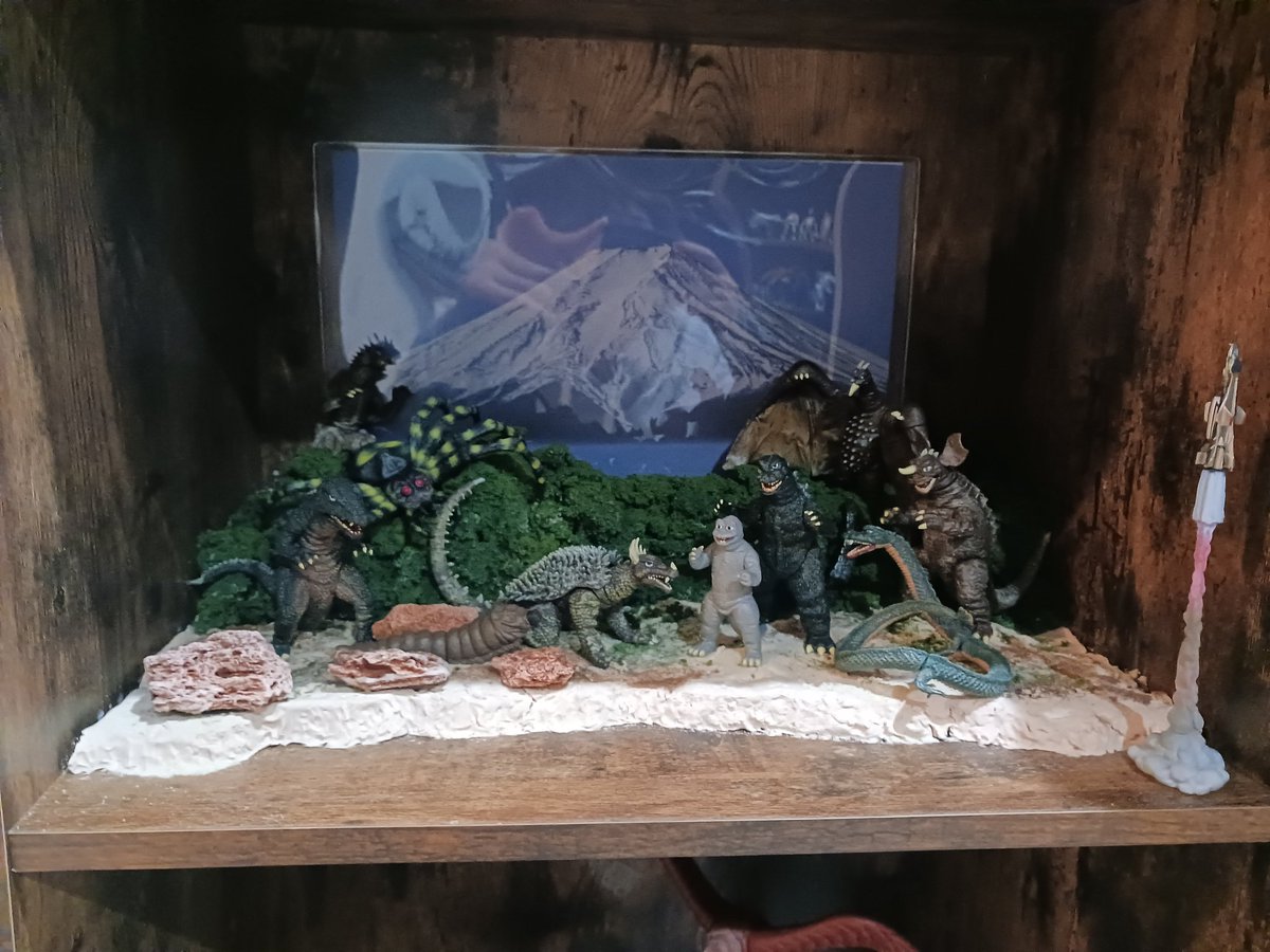 怪獣総進撃ほぼ完成です！キングギドラ待ってるぞ！