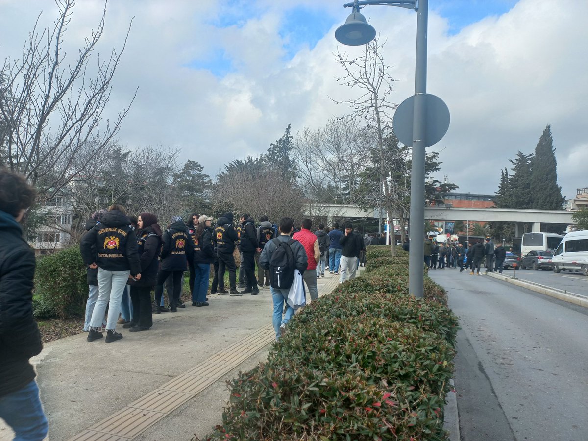 BOĞAZİÇİ ABLUKA VE İŞGAL ALTINDA!

Kampüsümüzlerimizin içinde ve etrafında çevik kuvvet ve sivil polisler atanmış rektör Naci İnci'nin talebiyle öğrencileri korkutmak için hazır bulunuyor.

Polis kampüsümüzden ve çevresinden defolsun, abluka ve işgal sonlansın!