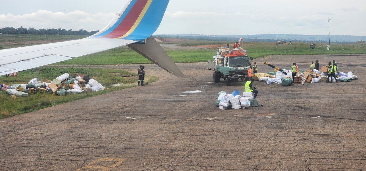 La RVA doit trouver une solution pour résorber ce problème à l'aéroport de #Mbujimayi. Ca devient dangereux pour sur le tarmac.