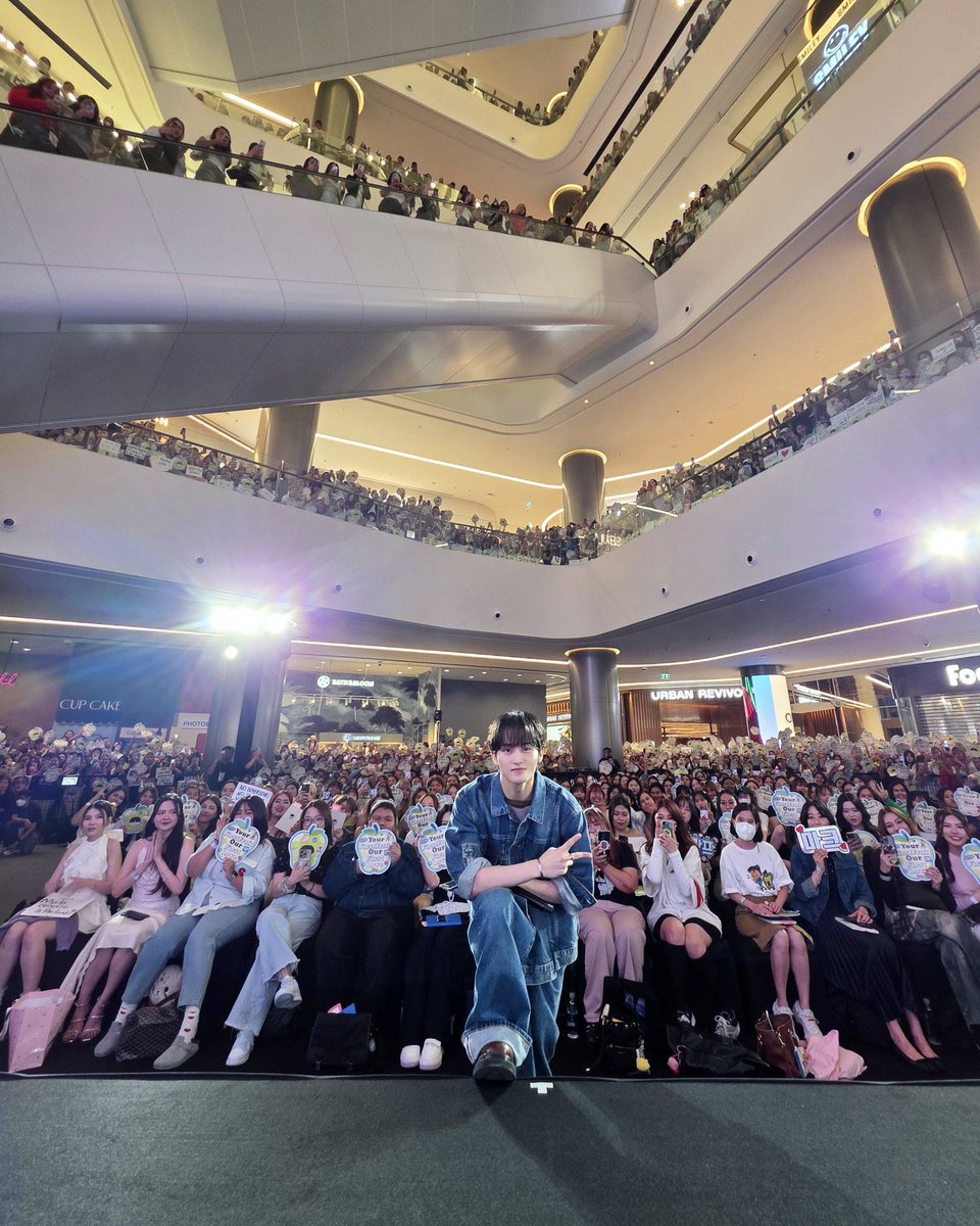 ที่จัดงานน้องดรีมคือที่เดียวกะที่จัดไซน์ม้าค ที่เล็กมากก โอ้ยย มึงไม่มีที่ดีกว่านี่แล้วเหร้อออ ตอนงานม้าคก้ชุลมุนอะ 😭