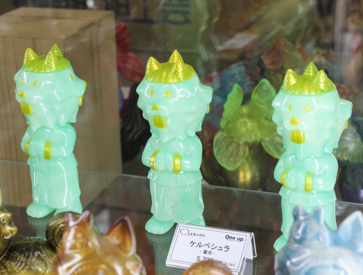 妄想工作所 さんより 小技が効いた ソフビドッグゥ 琥珀は、なんと