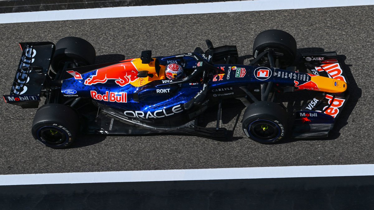F1GuyDan's tweet photo. The blue on Red Bull's livery really looks good in the sun on track. https://t.co/OxnGq15lpE