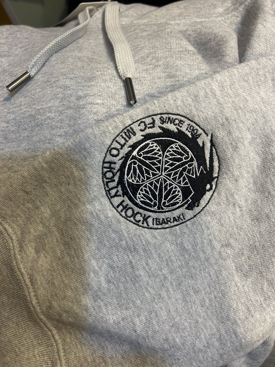 Nonc8024's tweet image. ユニクロパーカー with 水戸ホーリーホック
左の袖口に黒糸で刺繍を選択

とてもかっこいい