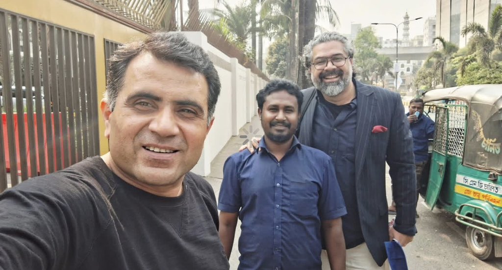 پاکستان بنگالی بھائی بھائی
رکشہ ڈرائیور جس بے مجھے اور مصعب بھائی کو شیراٹن ہوٹل سے کانٹی نینٹل ہوٹل ڈراپ کیا جب کرایہ دینے لگے تو رکشہ ڈرائیور کہتا ہے پاکستان سے آئے بھائیوں سے کرایہ نہیں لے سکتا
بہت کہا لیکن ہم ہار گئے اور بنگالی بھائی جیت گیا

صحافی عمران وسیم