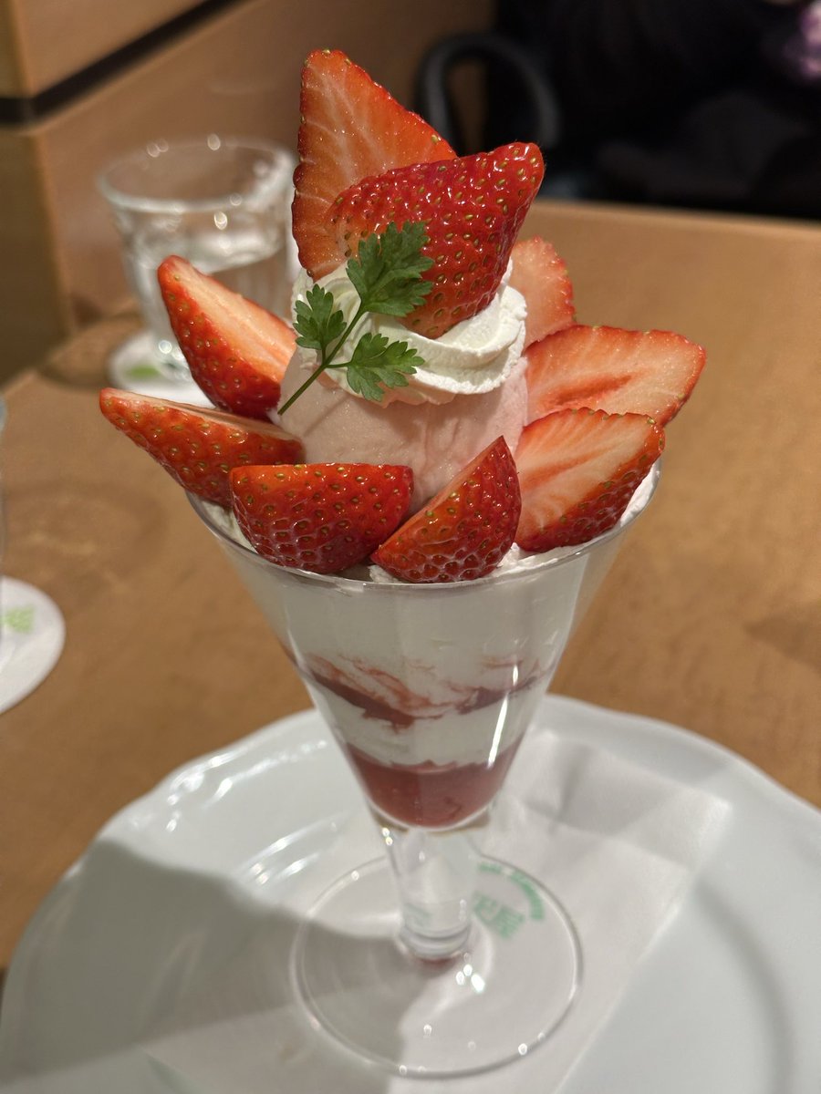 dodosadodo's tweet photo. 今日は前から気になってた千疋屋でヌンチャと洒落込みましたわ
男2人で場違い感えぐかった https://t.co/Um6305MCig