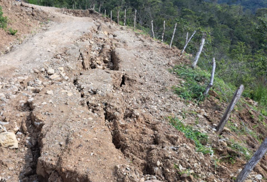COENPeru's tweet photo. Personal de las municipalidades distritales de #Yambrasbamba, #Luya y #LonyaChico (Amazonas) inició la #EDAN tras las #LluviasIntensas registradas el 10/2, que afectaron viviendas y vías de comunicación. En la primera jurisdicción se produjo, además, un #Deslizamiento en tres tramos de la carretera hacia el sector El Metal. Al momento no se reportan daños a la vida y a la salud de la población.
