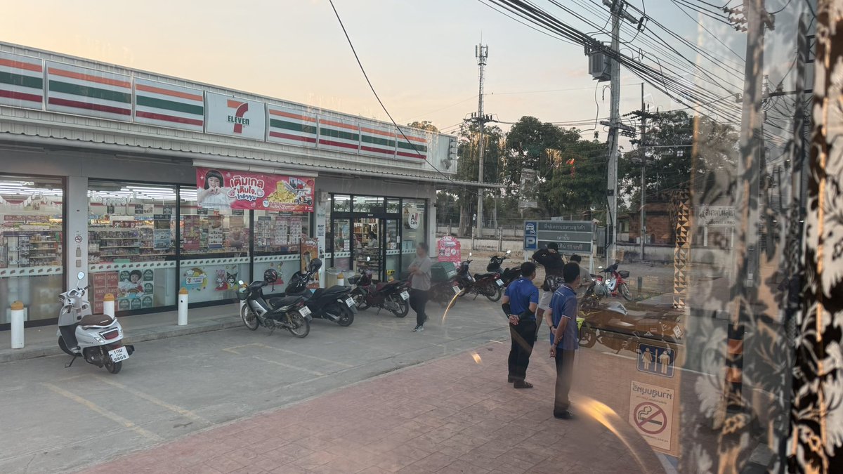 Setiap hari sebelum sampai hotel, bas akan singgah dulu 7e. Kalau jalan kaki ke sini hampir 30 minit.