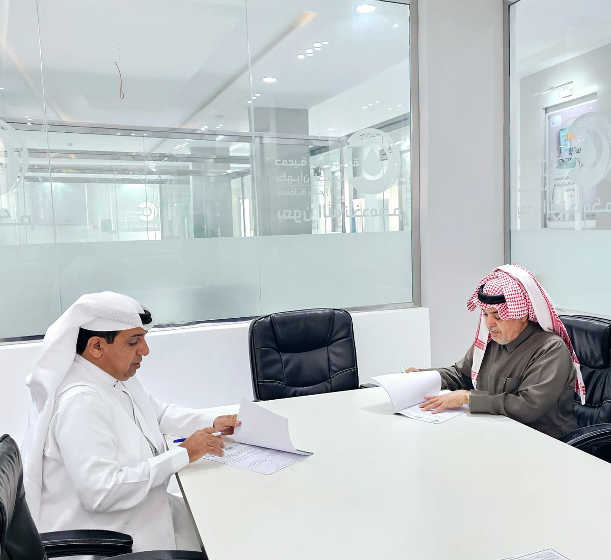 br_dhran's tweet photo. ضمن الخطة الاستراتيجية لمجلس الإدارة، وقعت جمعية #البرّ_الخيرية عقد شراكة مجتمعية مع جمعية #بناء_المستقبل_التعليمية يهدف إلى تقديم الدعم اللوجستي لخدمة ابناء المستفيدين من خدمات الجمعية https://t.co/PbVfGDOnej