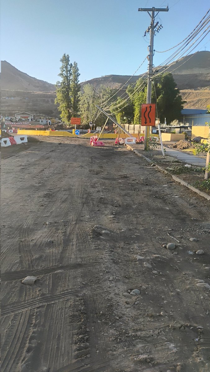 ivettepv's tweet photo. Acceso  bloqueado para peatones y vehículos por la caída de 4 postes por obras del túnel Lo Ruiz eje general Velázquez con Vespucio. Enel aún no hace las reparaciones y la empresa constructora otra vez dejándonos sin acceso y en peligro. #enel #Ohla. https://t.co/phZxlTejPa