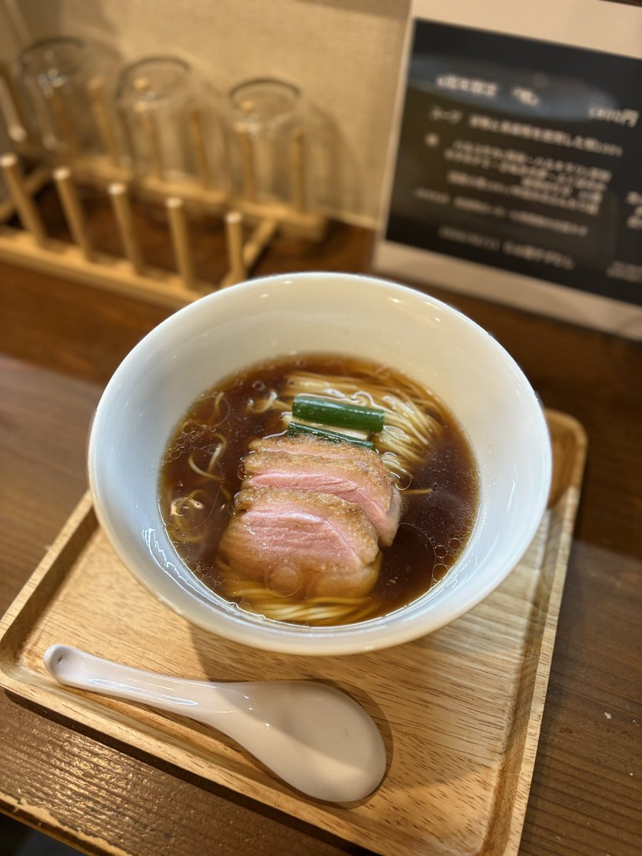 らぁ麺すずむし

8周年おめでとうございます㊗️
麺処おぐらマッスルさんと鬼ぼし小野さんが駆けつけ強力な布陣。
スープとチャーシューは鴨。滋味深くジワッとした旨み。
麺はマッスルさん。すずむしらしさも感じさせる繊細で優しい麺に仕上がってました！
今後もよろしくお願いします！