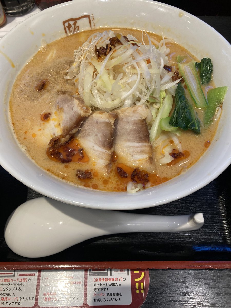 hideki_ko's tweet photo. 喜多方坂内ラーメン五反田駅前店
『濃厚ごま味噌ラーメン』¥1,090

初めて行った店。殺伐とし空気は無く、万人受けする店と言える。
濃厚ごま味噌ラーメンは非常に美味かった。サービスのライスも付けてもらえて満足！ https://t.co/oQhCMbl31Y