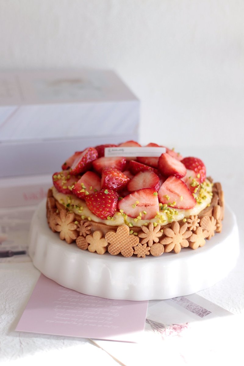春になると必ず作る
🍓いちごのタルト

タルトの周りがお花なんです♡