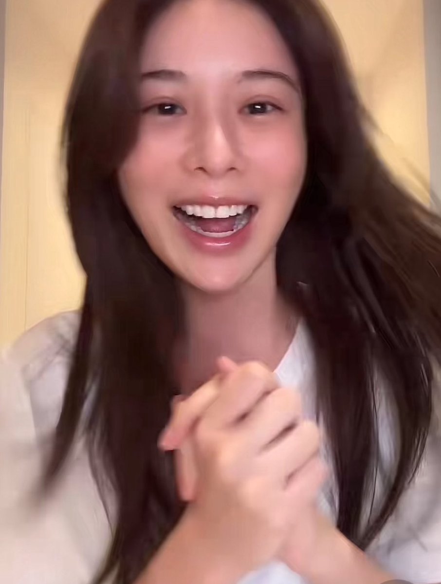 อยากจับเข่ามาคุยกันดี ๆ ว่าทำไมพี่ถึงหน้าตาดีแบบนี้🥺😣