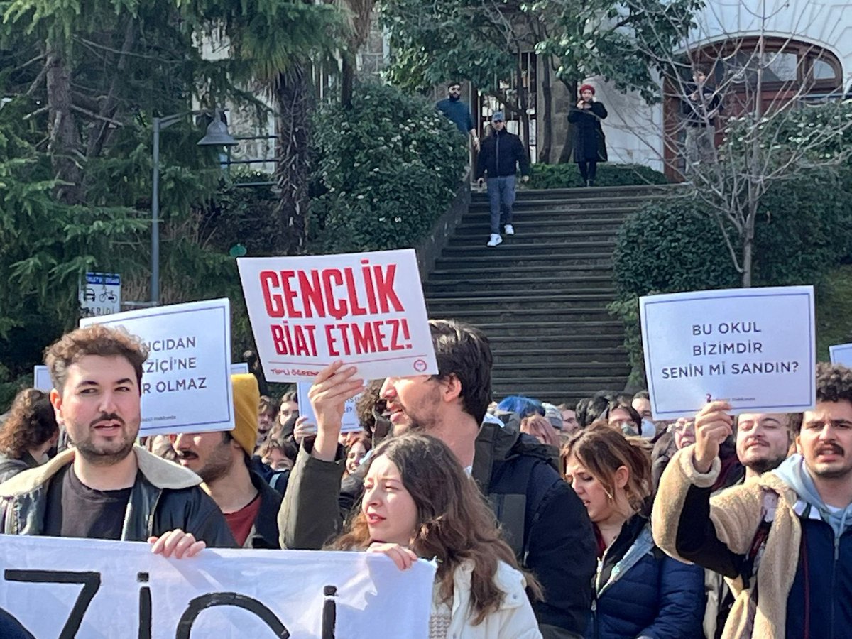 Boğaziçi Üniversitesinde öğrenciler, kukla Naci'nin keyfi kararlarına karşı Güney Meydan'a yürümek için bir araya geliyorlar. 

Boğaziçi biat etmez, gençlik biat etmez!