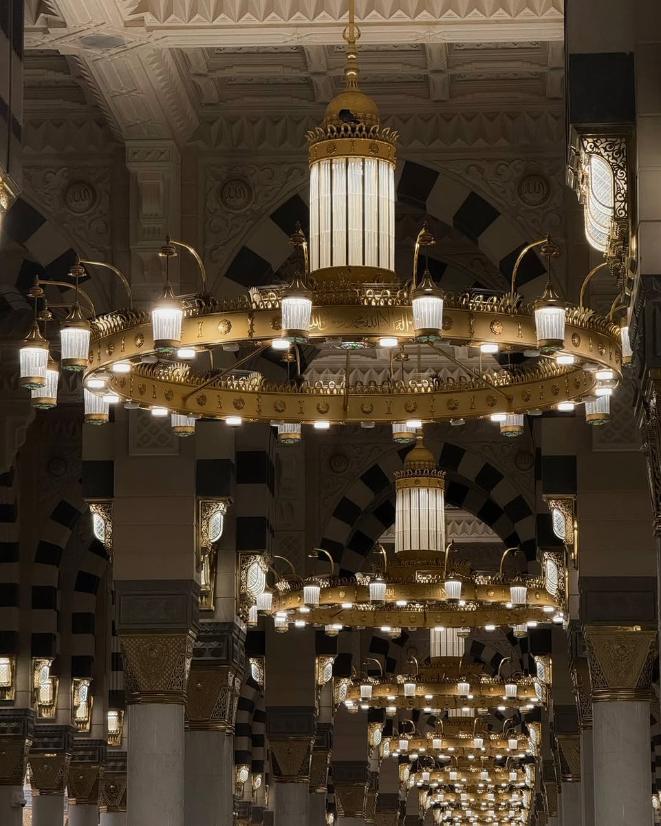 Kâbe'ye bakmak gözün cilasıdır ama Medine'ye bakmak ruhun şifasıdır. 🍃