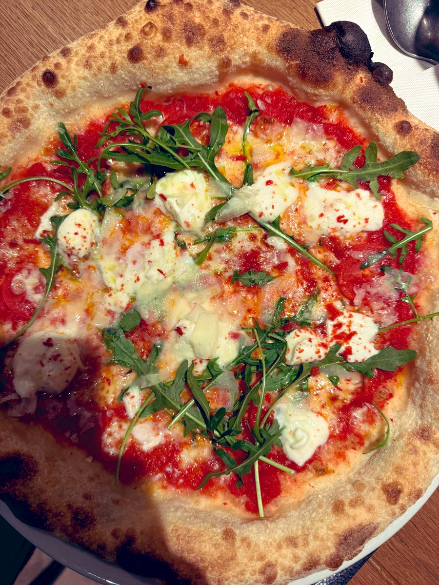 🍕 € 26,- plus € 5,- Coperto in Zug (Lech) 🤯 
Aber Hauptsache wir haben dort den Vorarlberger LH Wallner gesehen. Lieber hätte ich <a href="/dieGamon/">Claudia Gamon 🇪🇺🇺🇦</a> getroffen um über Käsknöpfle zu sprechen.