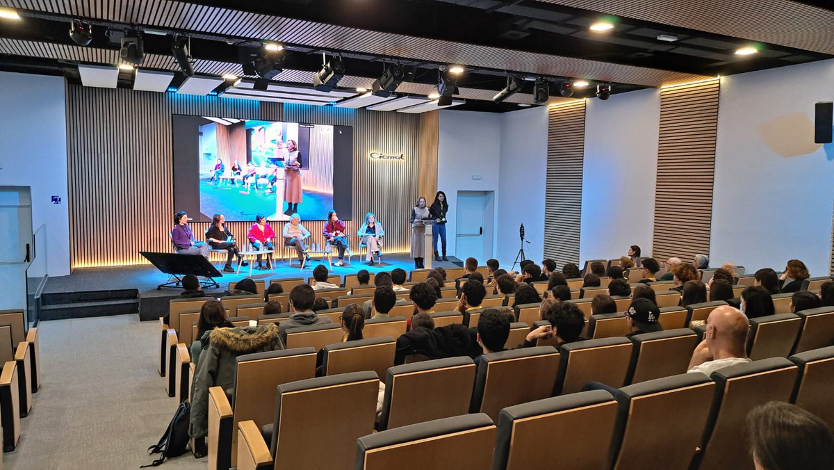 CIEMAT_OPI's tweet photo. Nuestra directora general @Yolanda_Benito_ ha inaugurado las jornadas del @CIEMAT_OPI  de la Mujer y la Niña en la Ciencia con⚡🧪 https://t.co/QaTa4YMahb.TA.DAS 🧪⚡

👉Un encuentro intergeneracional organizado por @DivulgaCIEMAT entre jóvenes investigadoras y científicas pioneras que dialogaron sobre vocación, trayectoria y evolución del papel de la mujer en la ciencia.

🤝 En colaboración con el Centro Municipal de Mayores Leñeros (@MADRID)

#CONeCTADAS #MujerYCiencia #STEM #11F