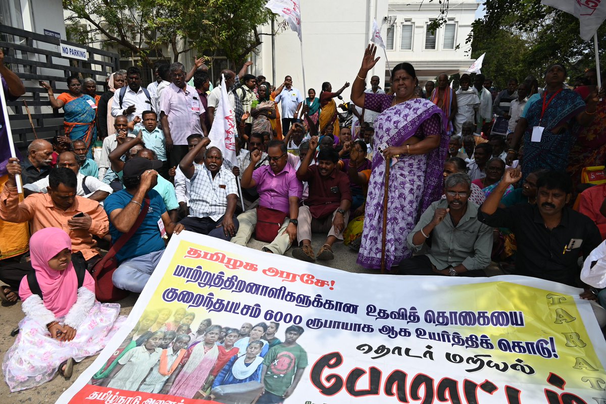 TARATDAC1's tweet photo. உதவித்தொகை உயர்வுகோரி..
#TARATDAC 2வது நாளாக மாநிலம் முழுவதும் மறியல்!

பிப்:11 புதன் 
35 மாவட்டங்களில் 6,800க்கும் மேற்பட்டோர் கைது!

சென்னையில் மாற்றுத்திறனாளிகள் ஆணையர் அலுவலகம் முன் மறியலில் ஈடுபட்ட 450 க்கும் மேற்பட்ட மாற்றுத்திறனாளிகள் கைது!! https://t.co/6jIzgrRhcE