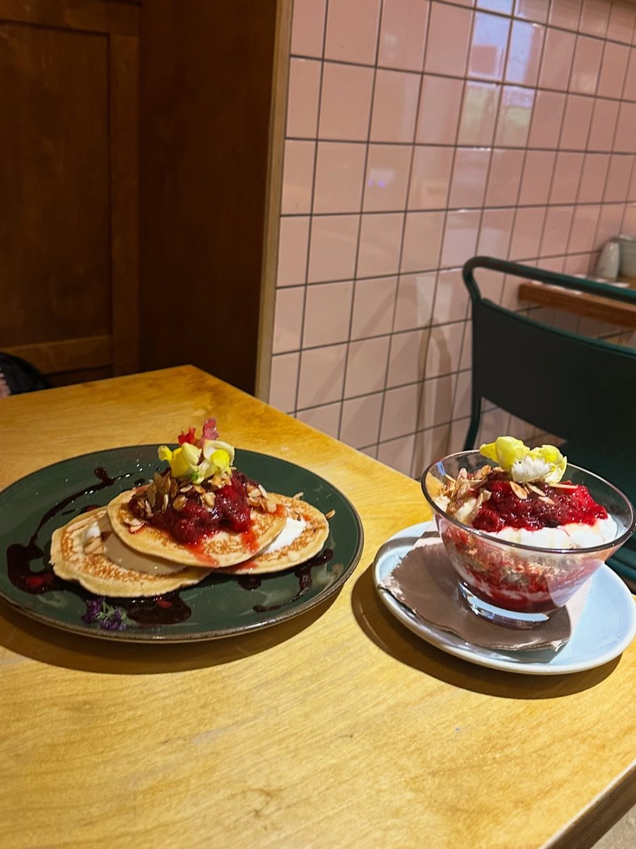 courtyardbath's tweet photo. This weather’s giving colourful sweet treats, warming hot chocolates and hiding inside or under the big green umbrella in our Courtyard from any downpours! 🥞🍓🍫💧

📷: icedcoffee.sweettreat 

#somethingsweet #pancakes #granola #bathcity https://t.co/3RPrRXiWdB