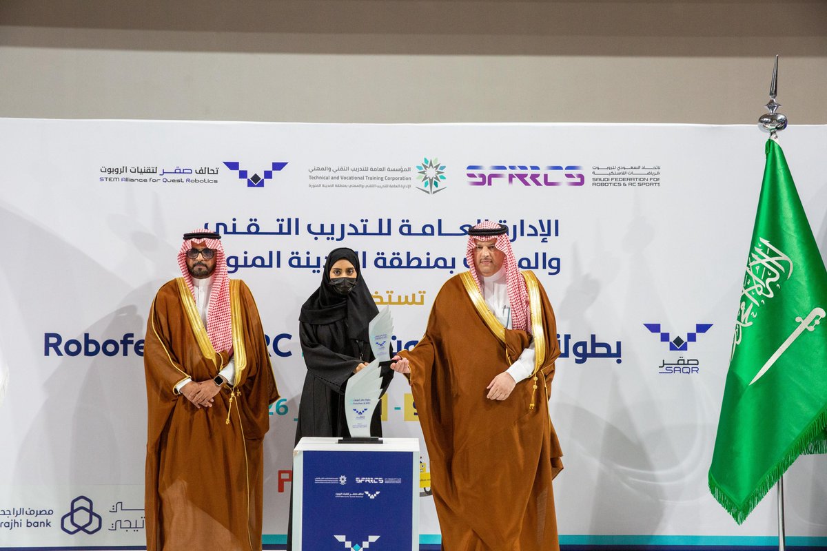 imarat_almadina's tweet photo. تحت رعاية سمو أمير منطقة #المدينة_المنورة #سلمان_بن_سلطان وبحضور وكيل الإمارة عبدالمحسن بن نايف بن حميد، اختُتمت بطولة «صقر للروبوت 2026م»، التي استضافتها الإدارة العامة للتدريب التقني والمهني بالمنطقة. https://t.co/9XY3bWgiyH