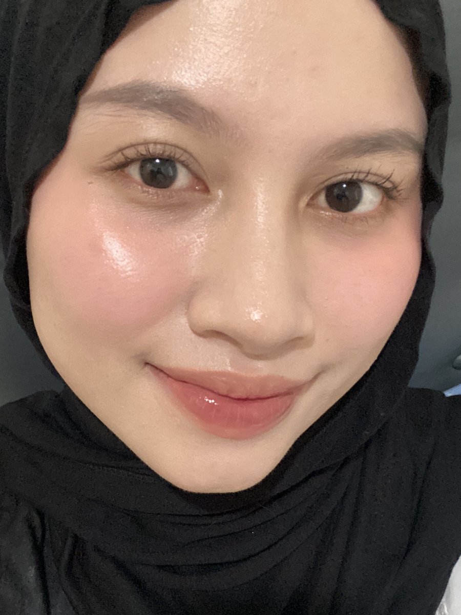 to achieve this smooth, glowing &amp; flawless no makeup makeup looks, aku cuman butuh TINTED SUNSCREEN which only costs 60K-ish🥺🩷