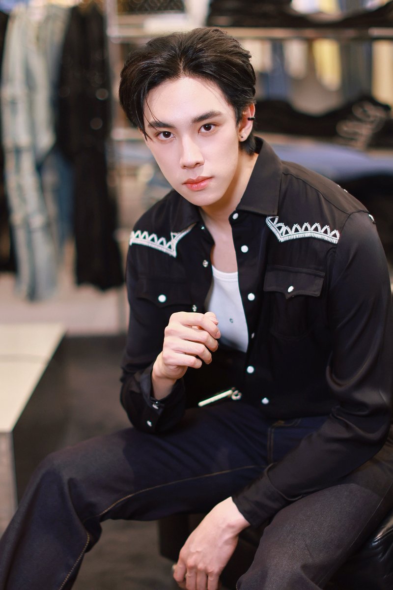 Ch7HD's tweet photo. 📸Vlog Fashion #ดีแลนด์เดโชชัย
▶️Look แรกที่ทำให้รูัสึกเหมือนเป็น 1 ใน 7 ประจัญบานแบบพี่เป้ อารักษ์😎
รับชมคลิปเต็มทาง
✅facebook : https://t.co/NqXM4XLvCo
✅youtube : https://t.co/BqaRnfwLkz
#CPS
#VLOGFASHION
#TSMManagement
#Ch7HD https://t.co/Ma8YsaHUAM