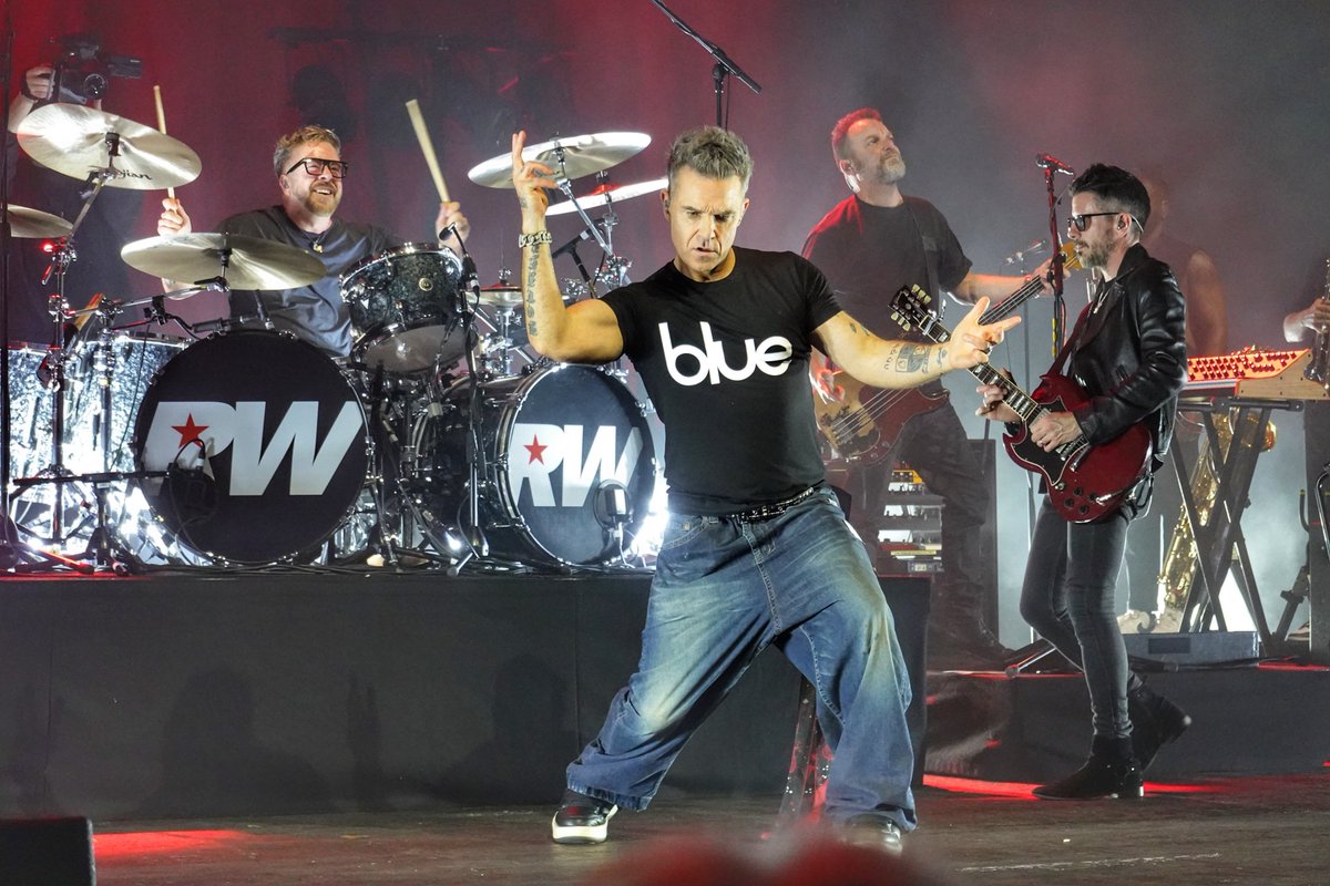 DobboLISA's tweet photo. The best night @O2AcademyBrix @robbiewilliams #long90stour #britpop #lifethrualens #robbiewilliams 🤩 https://t.co/vxaABzbH7a