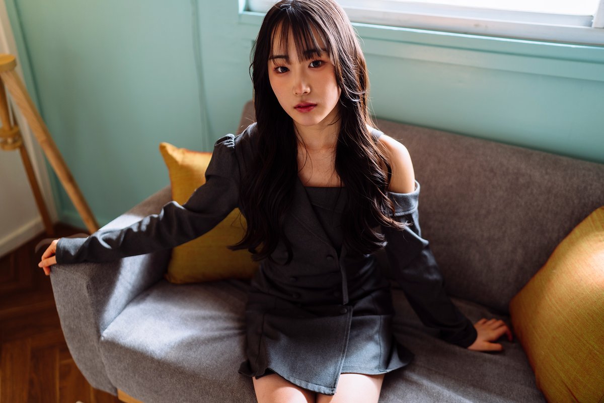 教科書を閉じて静かに春を待つ肩に優しい窓辺の光

#短歌 
#スタジオペルノ