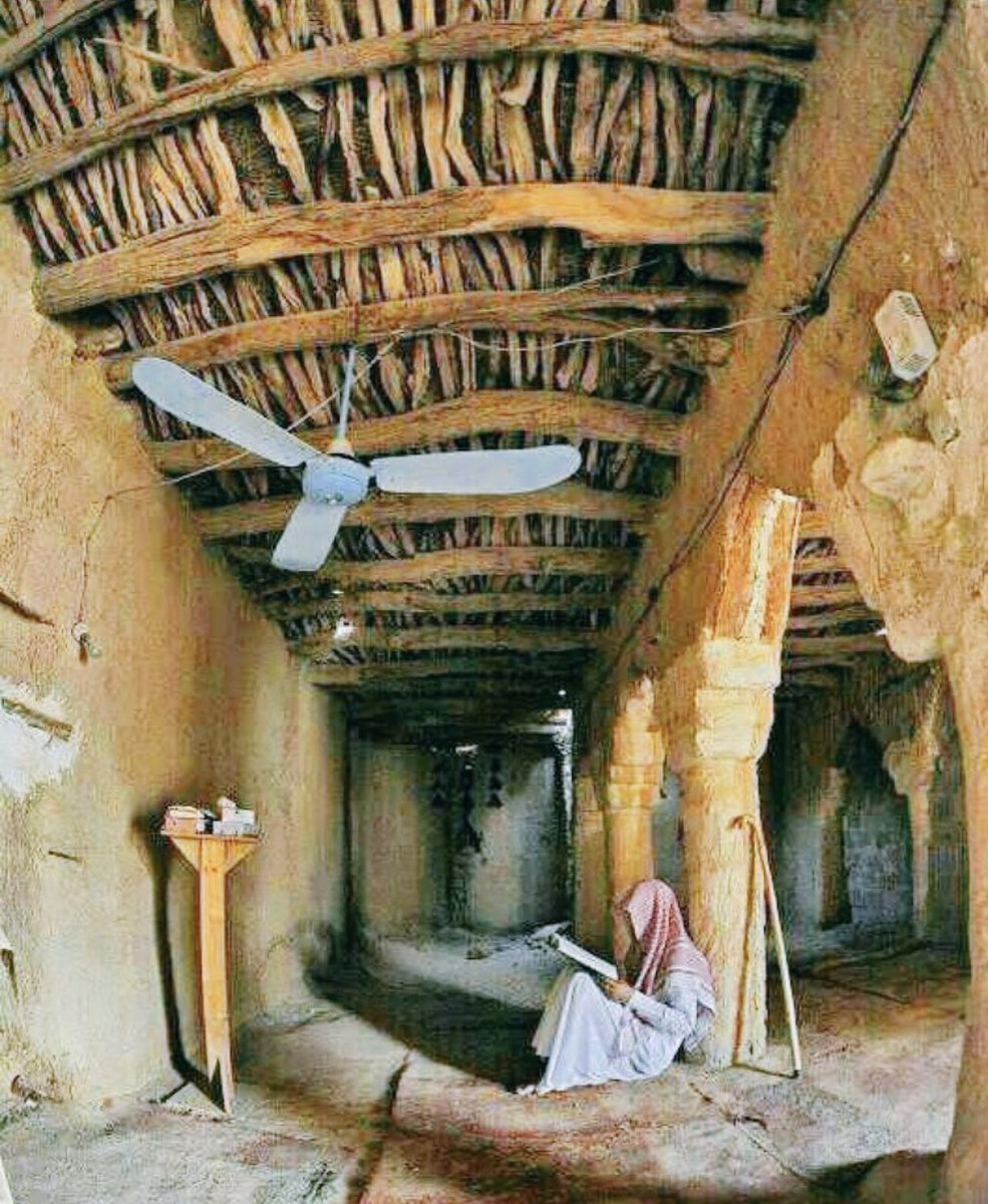 الطراز المعماري النجدي

المساجد القديمة والطراز المعماري في #نجد يتميز بالبناء بمادة الطين من البيئة وذلك لبرودته في الصيف ودفئه في الشتاء، ويتكون المسجد من (الخلوة والسرحة والمصابيح) وﺍﻟﺴﻘﻒ ﻣﻦ الجريد ﻭﺧﺸﺐ الأثل، وكانت تبنى المساجد بدون زخرفه  ونقوش،