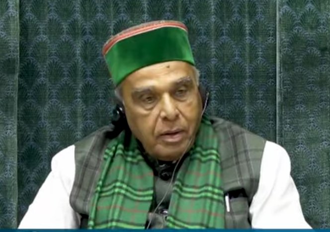 ansarimransr's tweet photo. जब मुंब्रा में ओवैसी की पार्टी की पार्षद सहर यूनुस शेख ने ये बोला कि वो पूरे मुंब्रा को हरा कर देंगी तो तमाम भाजपाई खूब हंगामा किए थे!

मगर आज लोकसभा में भाजपा के नेता और स्पीकर की भूमिका निभा रहे जगदंबिका पाल हरी टोपी और हरे मफलर के साथ बैठे थे!

मगर मजाल है किसी भी भाजपाई की भावना रत्ती भर भी आहत हुई हो!

वैसे सॉरी मैं बताना भूल गया कि भाजपा के झंडे में भी हरा है😝🤣